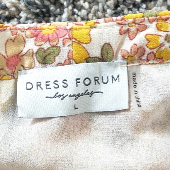 Dress Forum| Cropped Button-Up Floral Blouse - Picture 3 of 4